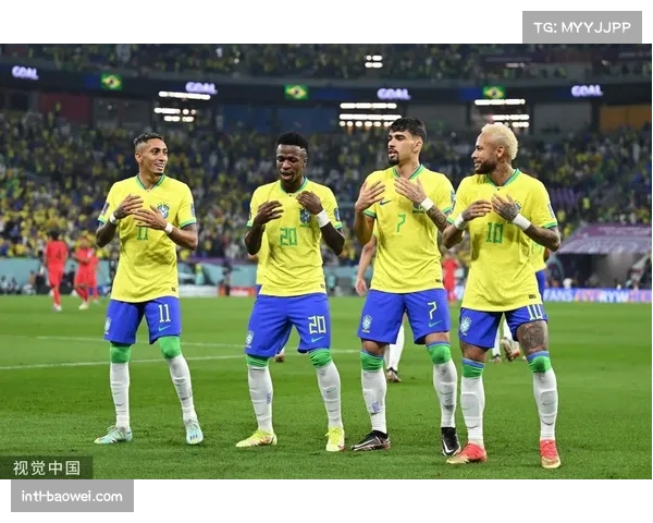 球迷冲入场内试图与维尼修斯合影，被安保人员迅速带离